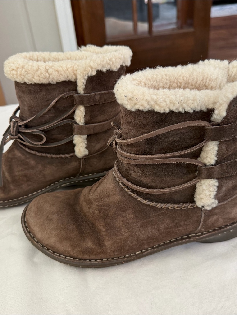 Ugg’s Women’s Brown Suede Shearling-Lined Winter Boots Sz 9 - Picture 4 of 11